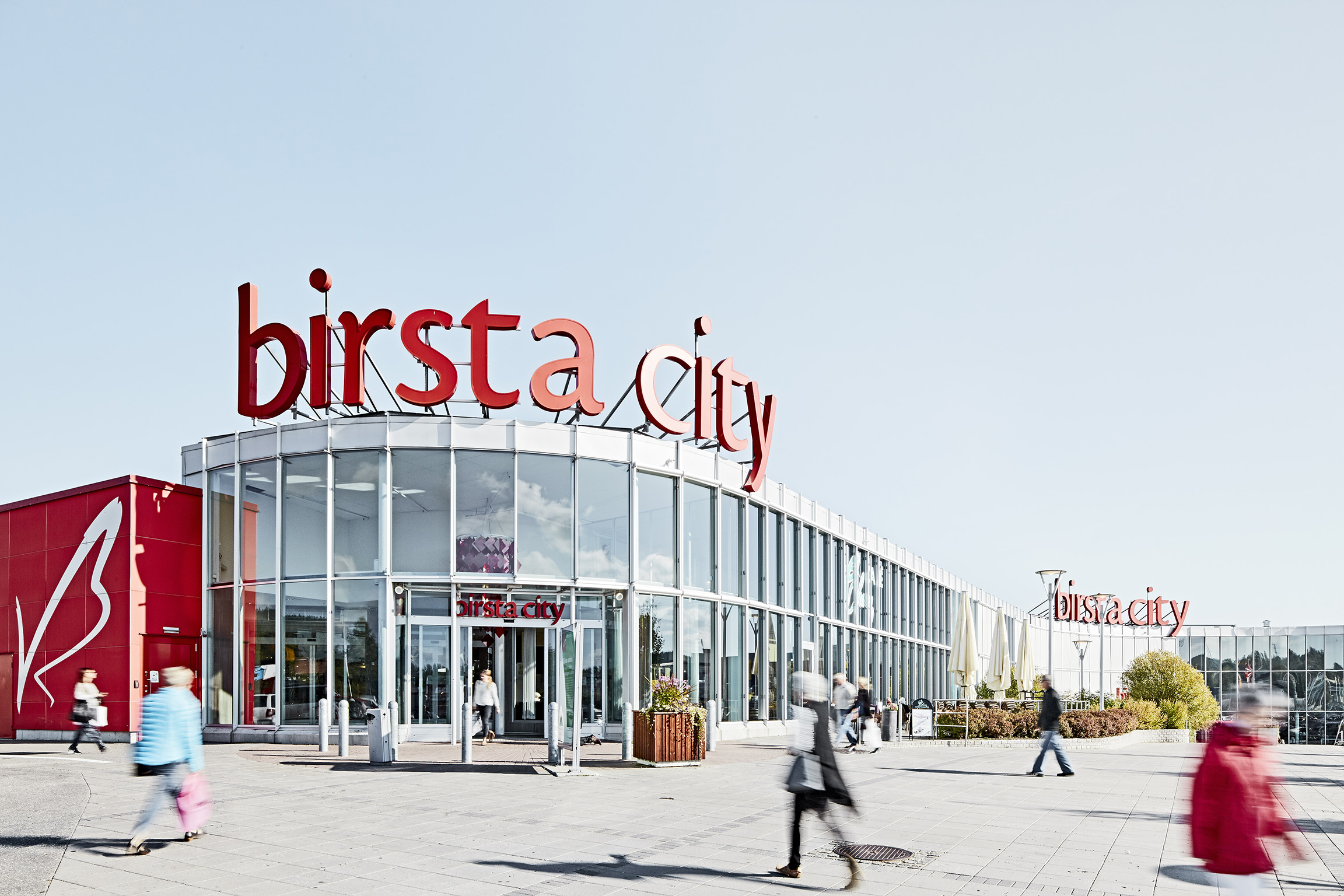 Bild av byggnaden Birsta city med glasfasad. På taket av byggnaden är det stora röda bokstäver som bildar ordet Birsta City. Fotograf: Peter Brinch