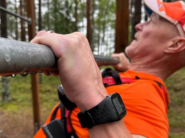 Bilden visar en man som tränar i utegymmet på Södra Berget i Sundsvall.