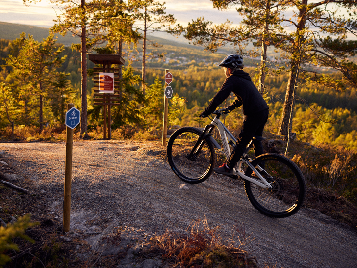 En kille i cykelhjälm