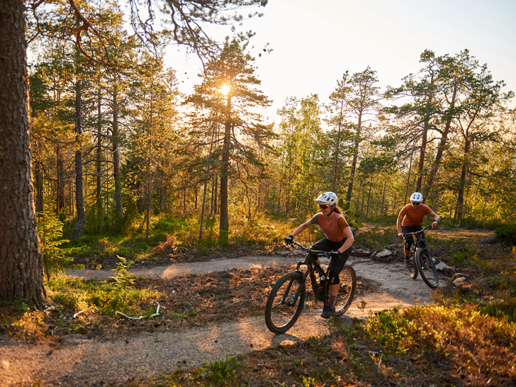 En kille i cykelhjälm