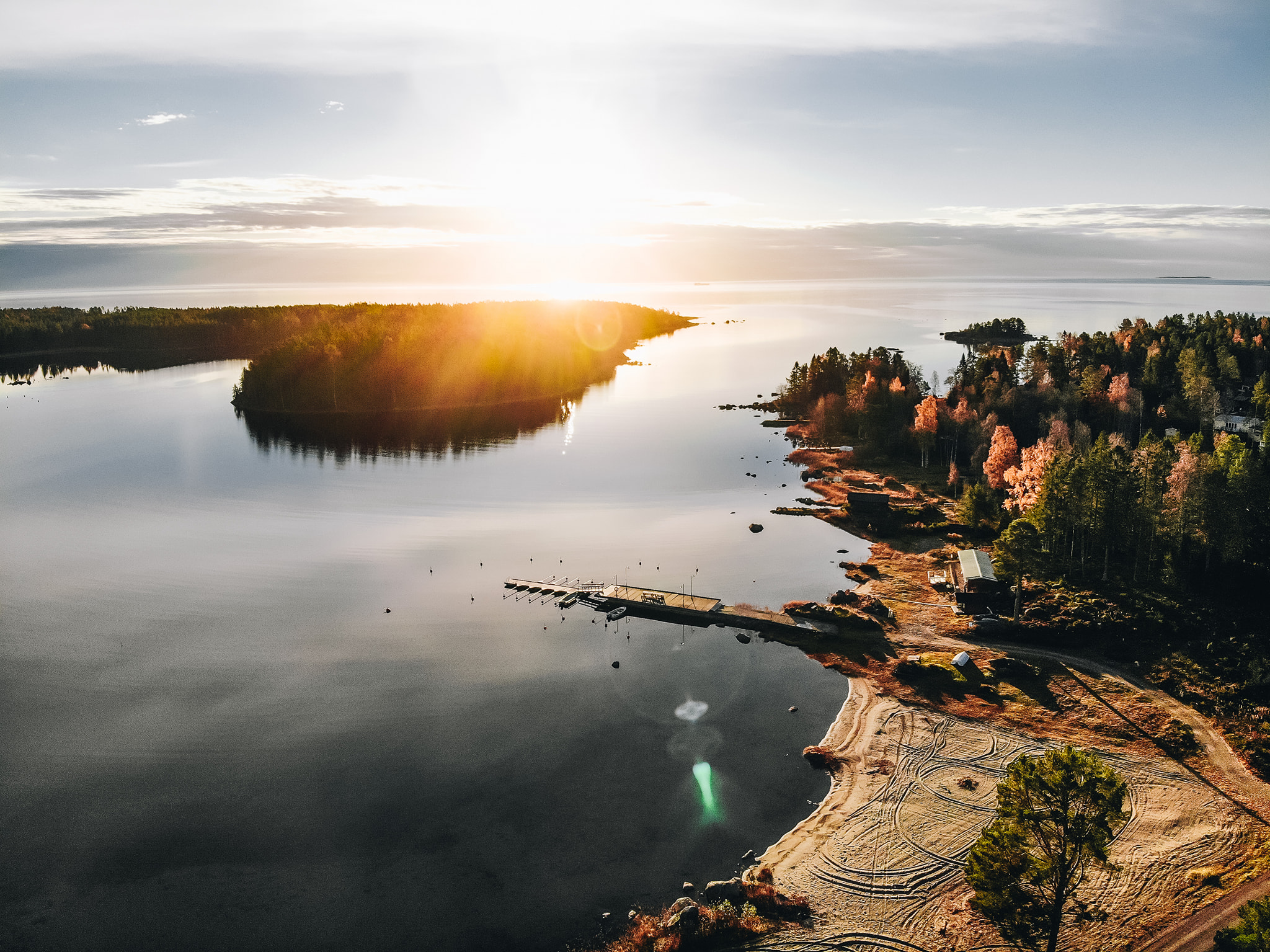 Vy över ett sund med solnedgång