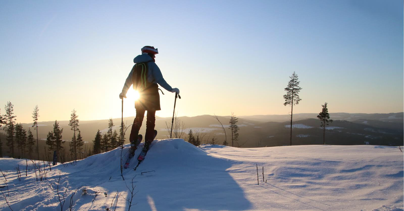 Kvinna hänger i klätterlina