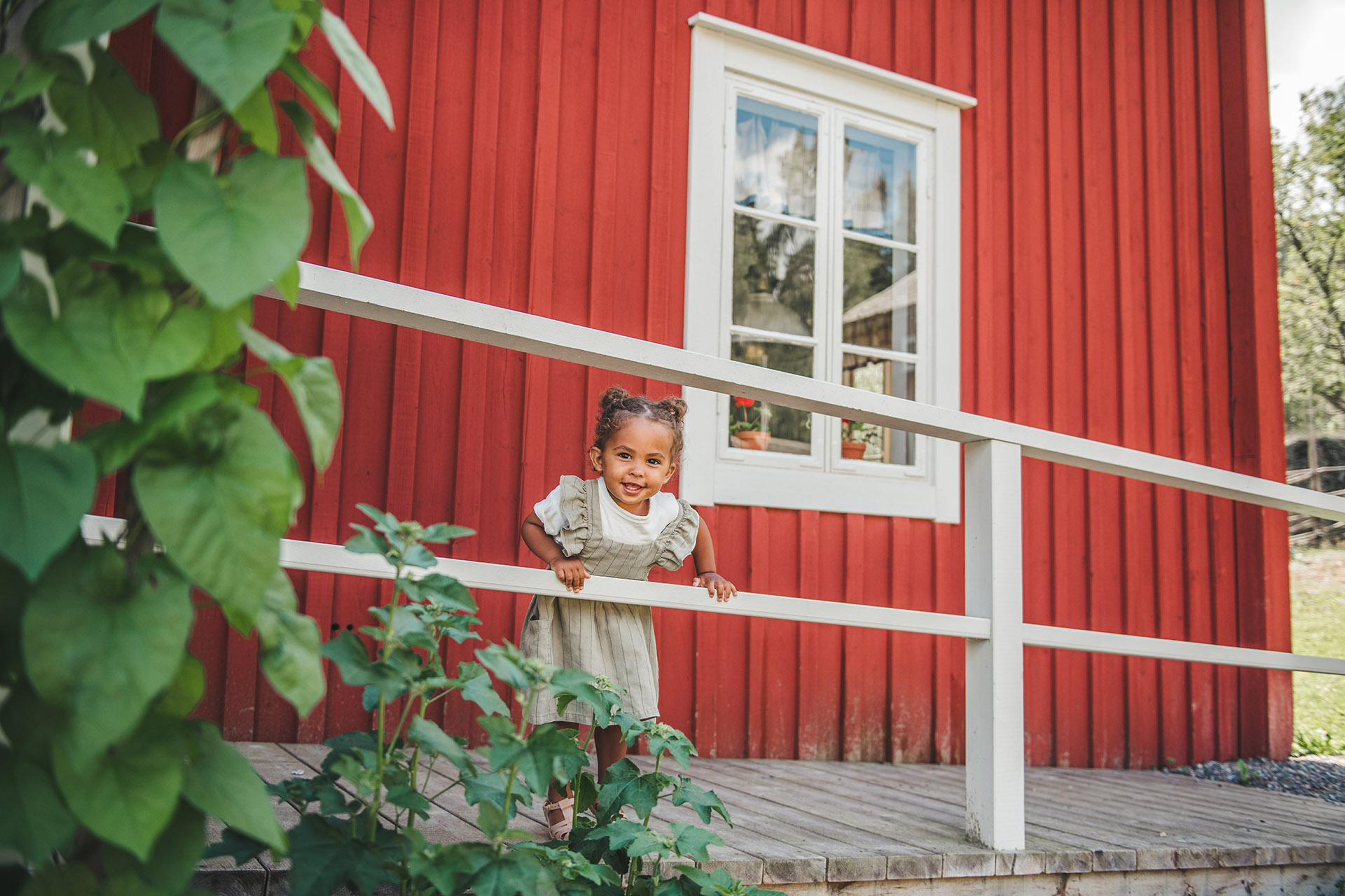 Flicka på bron till Vännagården. Foto: Norra Berget.