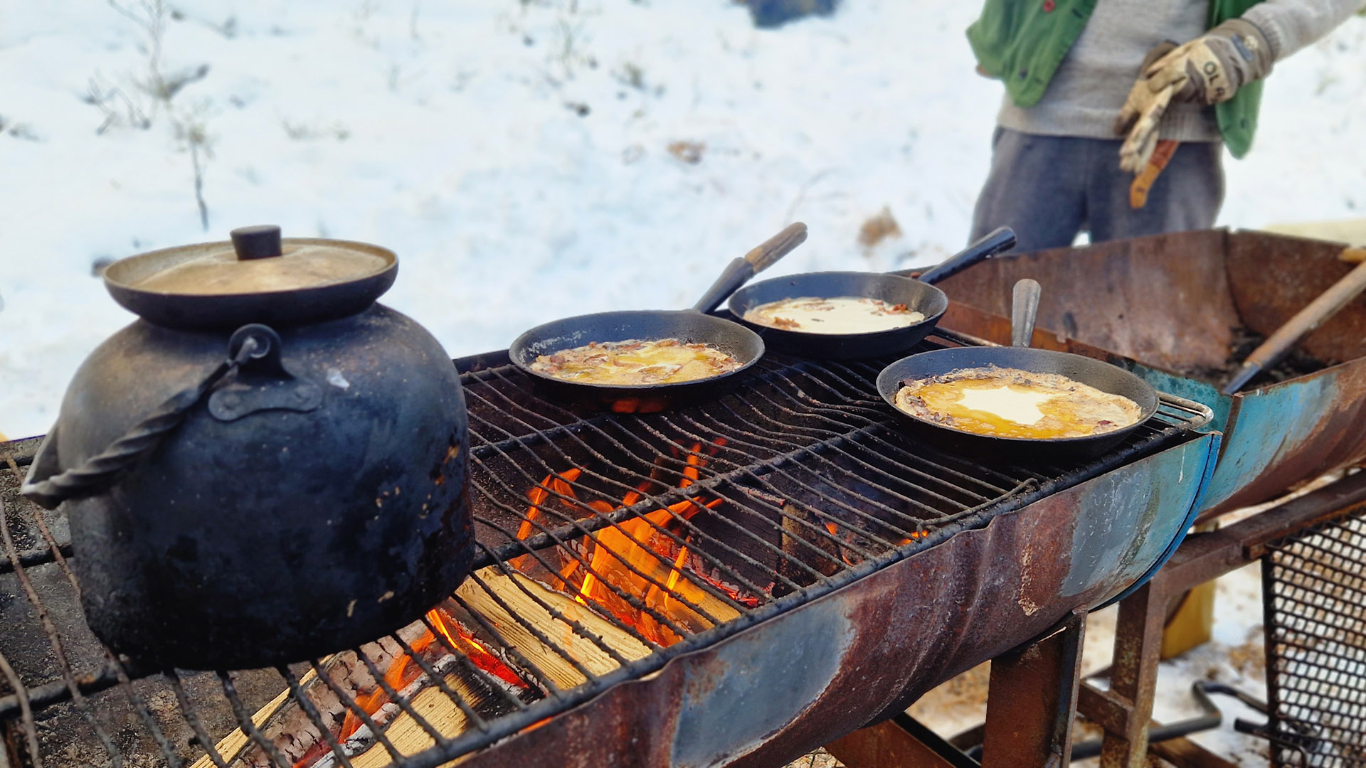 Kaffekokning och kolbullestekning över öppen eld. Foto: Norra Berget.