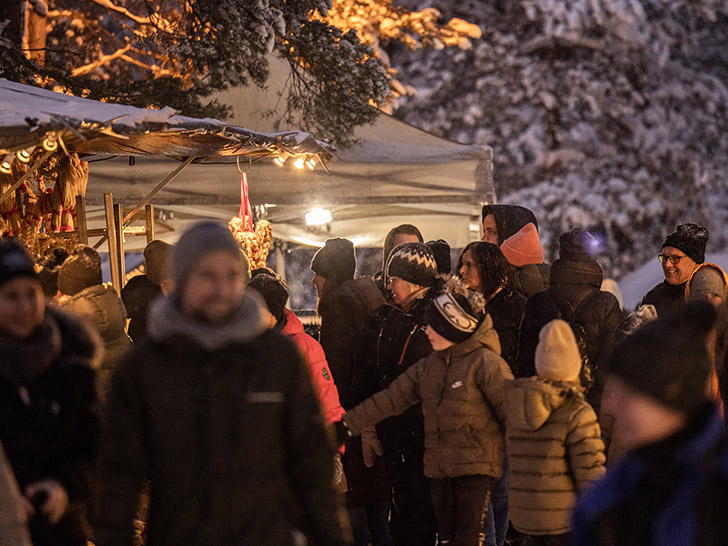 Folkvimmel på Norra Bergets Julmarknad. Foto: Anna-Clara Eriksson.