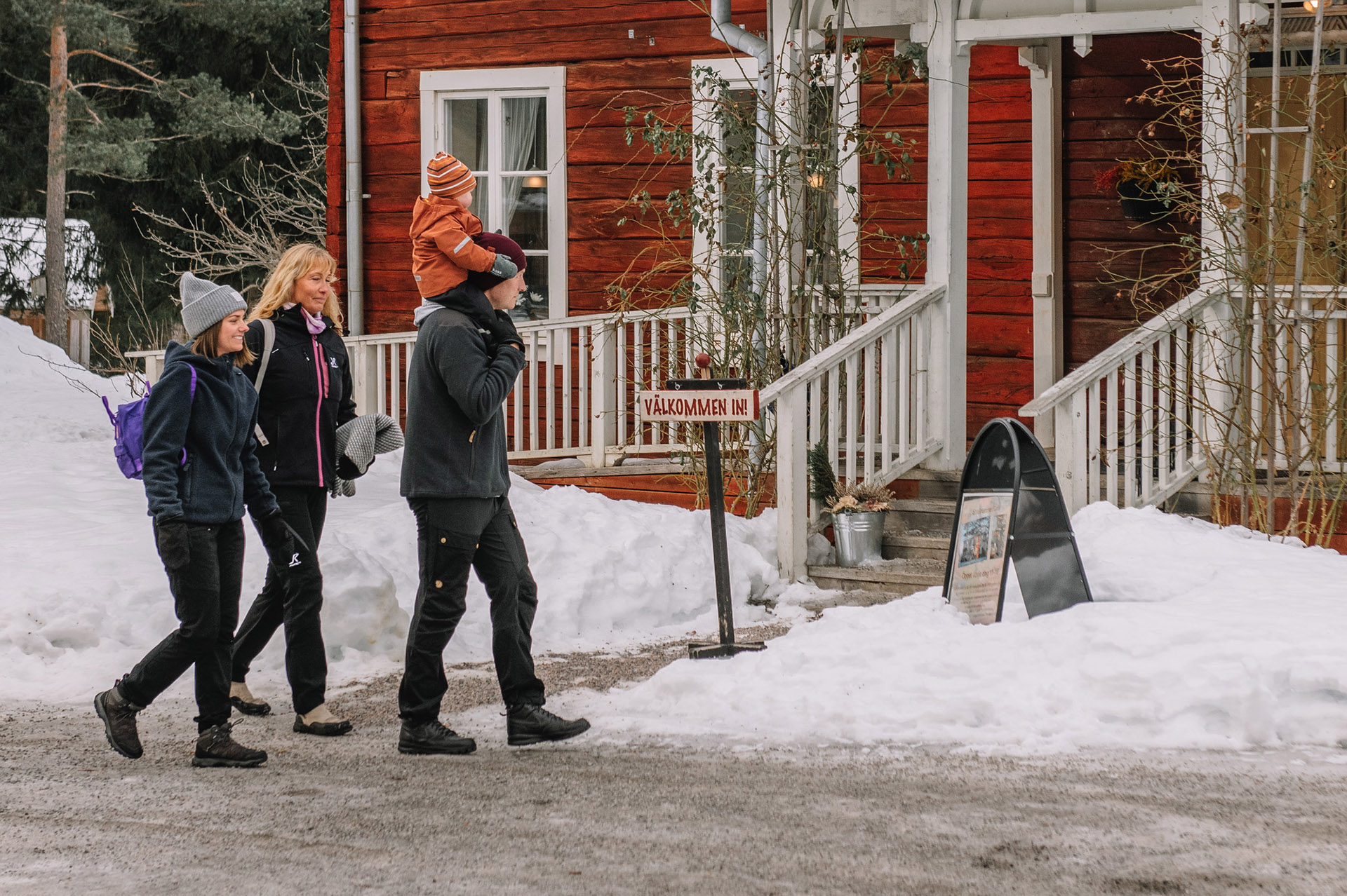 Familj utanför byggnad på Norra Berget. Foto: Evelina Ytterbom.