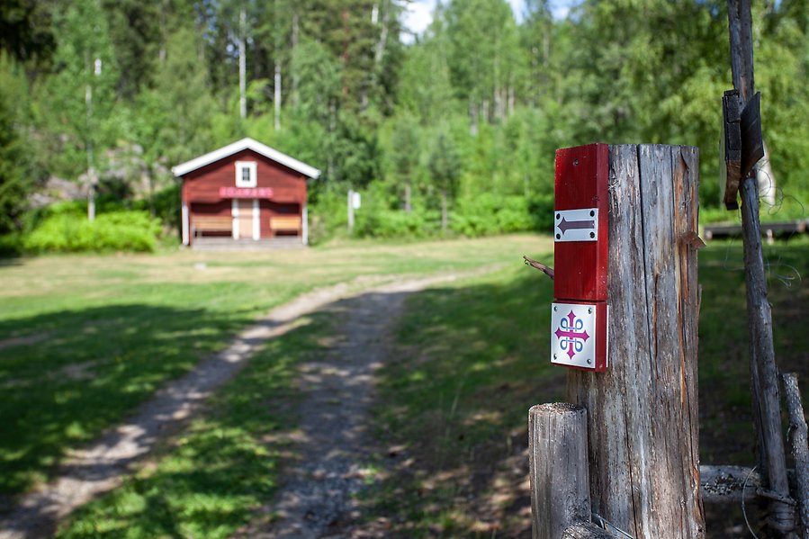 Röda stugor vid en äng