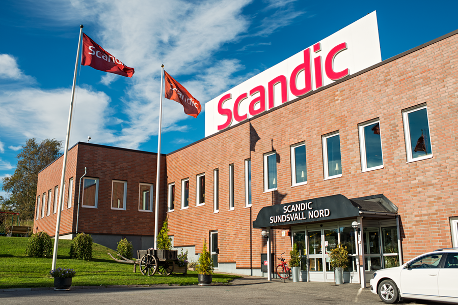 Fotografi av hotell Scandic Sunsvall Nords entré från gatan.