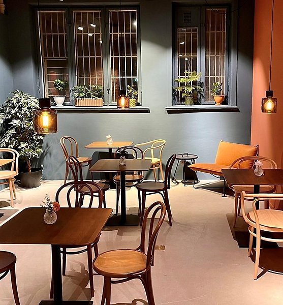 Foto på ett kafé med stolar och bord