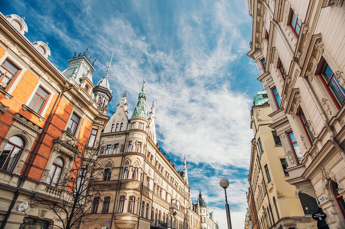 Foto av Sundsvalls arkitektur längs med Storgatan