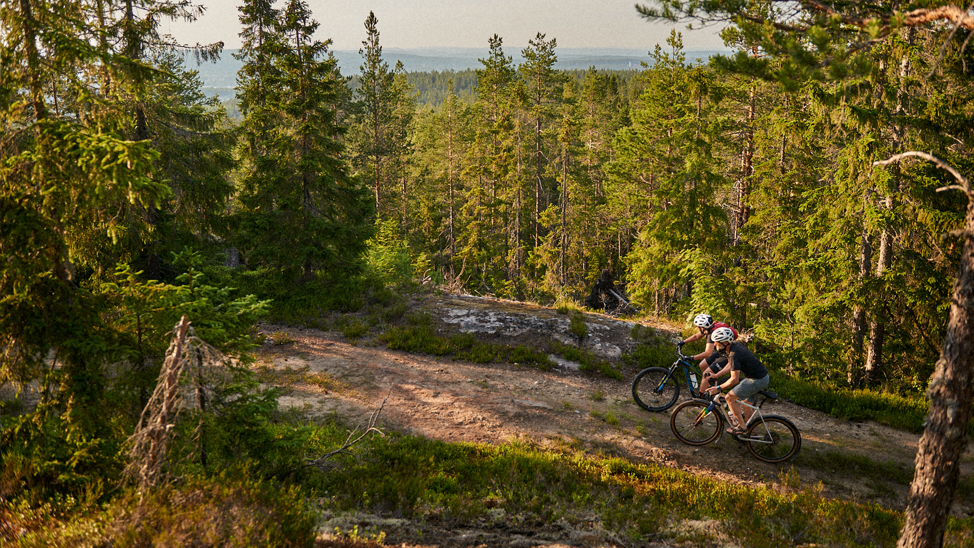 Bild på två personer som cyklar på Blå Kryss i Södra Berget Bike Arena