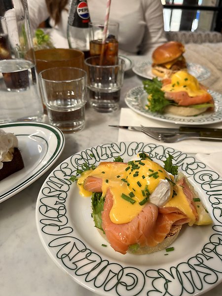 Två tallrikar med mat på från restaurangen Guilty Pleasures i Sundsvall