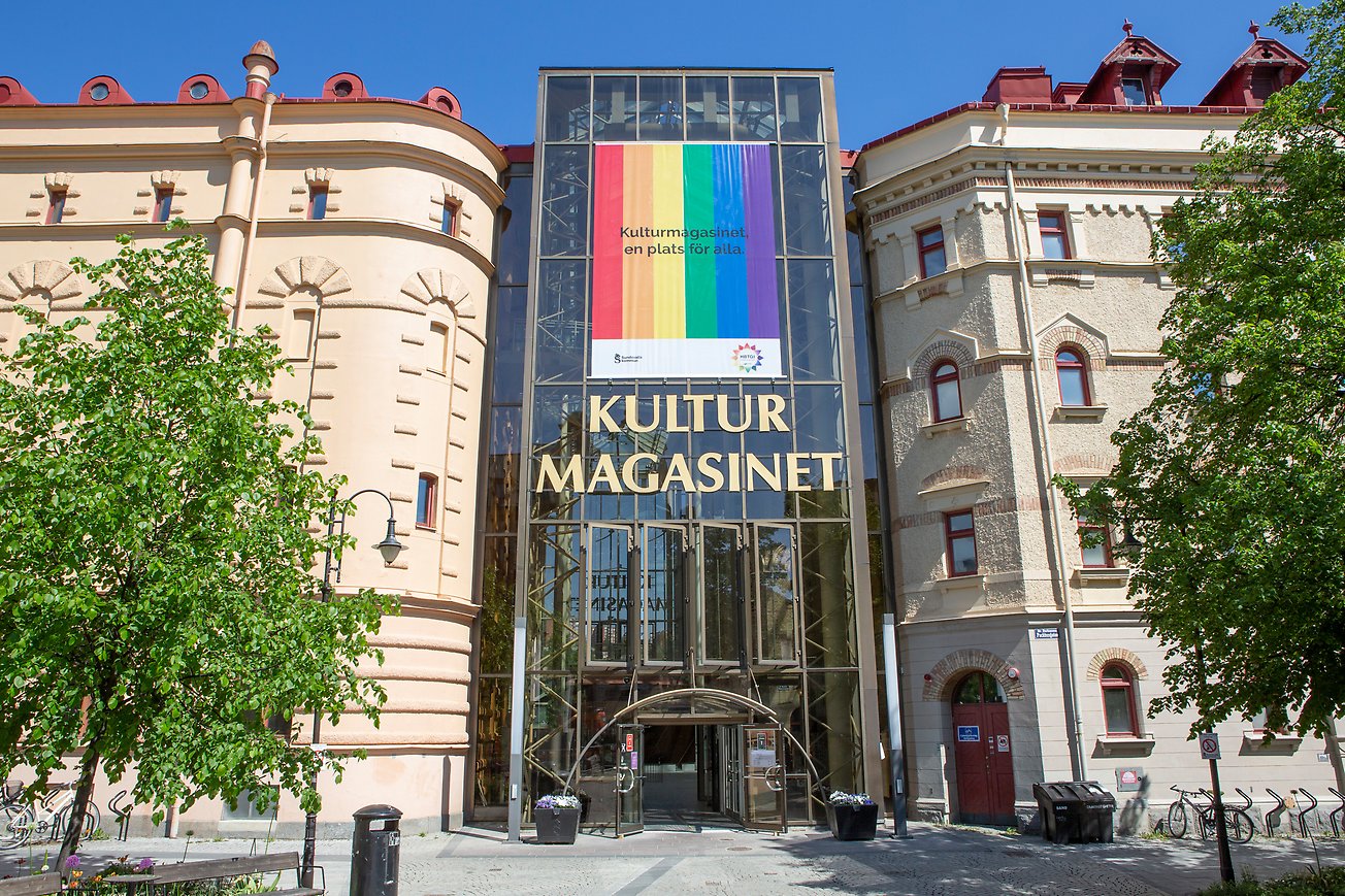 Ett foto av byggnaden Kulturmagasinet. Två stora magasinbyggnader i sten som omsluts av ett stort glasparti som håller byggnaderna samman.