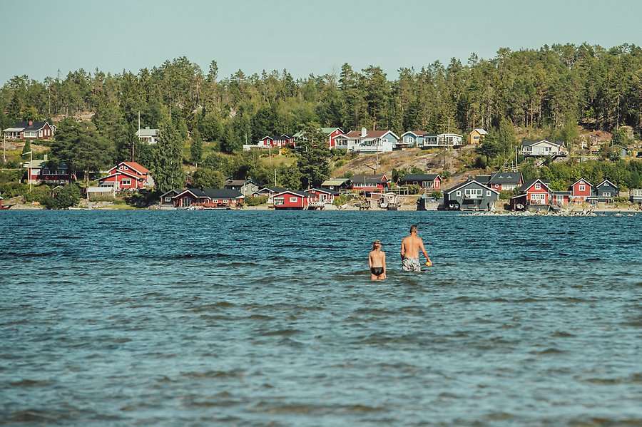 Pappa och barn badar i havet